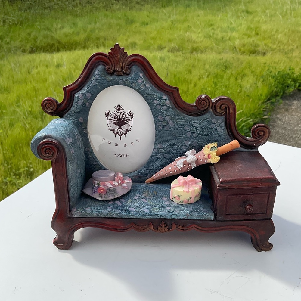 “Vintage” Victorian Resin Mini Sofa Picture Frame With Umbrella, Hat And Hat Box